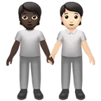people holding hands: dark skin tone, light skin tone para la plataforma Apple