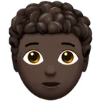 Apple 플랫폼을 위한 person: dark skin tone, curly hair