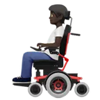 person in motorized wheelchair: dark skin tone per la piattaforma Apple