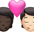 kiss: person, person, dark skin tone, light skin tone til Apple platform