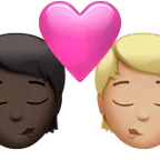 kiss: person, person, dark skin tone, medium-light skin tone עבור פלטפורמת Apple