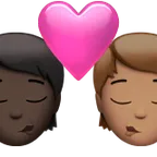 kiss: person, person, dark skin tone, medium skin tone لمنصة Apple