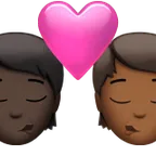 Apple platformu için kiss: person, person, dark skin tone, medium-dark skin tone