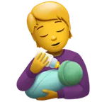 person feeding baby voor Apple platform