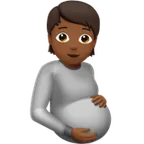 Apple dla platformy pregnant person: medium-dark skin tone