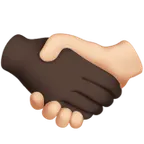 handshake: dark skin tone, light skin tone til Apple platform