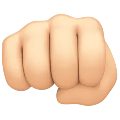 oncoming fist: light skin tone لمنصة Facebook
