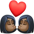 kiss: woman, woman, dark skin tone til Facebook platform