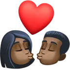Facebook 플랫폼을 위한 kiss: dark skin tone