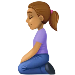 woman kneeling: medium skin tone สำหรับแพลตฟอร์ม Facebook