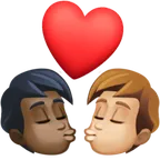 kiss: person, person, dark skin tone, medium-light skin tone עבור פלטפורמת Facebook