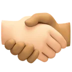handshake: light skin tone, medium skin tone per la piattaforma Facebook