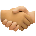 handshake: medium skin tone, medium-light skin tone per la piattaforma Facebook