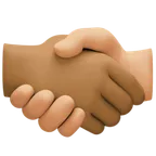 handshake: medium-dark skin tone, medium-light skin tone per la piattaforma Facebook