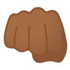 oncoming fist: medium-dark skin tone untuk platform Google