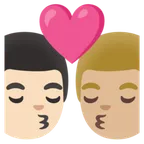 kiss: man, man, light skin tone, medium-light skin tone til Google platform