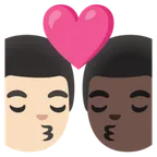 kiss: man, man, light skin tone, dark skin tone para a plataforma Google