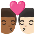 kiss: man, man, medium-dark skin tone, light skin tone til Google platform
