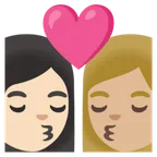 kiss: woman, woman, light skin tone, medium-light skin tone til Google platform