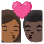 kiss: woman, man, medium-dark skin tone, dark skin tone per la piattaforma Google