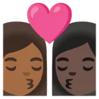 kiss: woman, woman, medium-dark skin tone, dark skin tone per la piattaforma Google