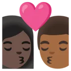 kiss: woman, man, dark skin tone, medium-dark skin tone per la piattaforma Google