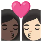 kiss: woman, woman, dark skin tone, light skin tone para a plataforma Google