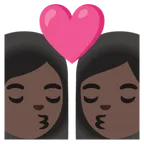 kiss: woman, woman, dark skin tone til Google platform