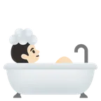 person taking bath: light skin tone สำหรับแพลตฟอร์ม Google