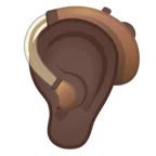 ear with hearing aid: dark skin tone per la piattaforma Google