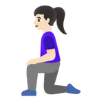 Google platformu için woman kneeling: light skin tone