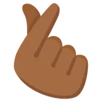 hand with index finger and thumb crossed: medium-dark skin tone per la piattaforma Google