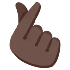 hand with index finger and thumb crossed: dark skin tone สำหรับแพลตฟอร์ม Google