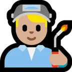 man factory worker: medium-light skin tone สำหรับแพลตฟอร์ม Microsoft