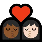kiss: woman, woman, medium-dark skin tone, light skin tone para a plataforma Microsoft