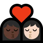 kiss: woman, woman, dark skin tone, light skin tone para a plataforma Microsoft