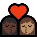 kiss: woman, woman, dark skin tone, medium skin tone สำหรับแพลตฟอร์ม Microsoft