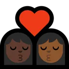 kiss: woman, woman, dark skin tone, medium-dark skin tone per la piattaforma Microsoft