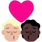 kiss: person, person, medium-light skin tone, dark skin tone עבור פלטפורמת Microsoft