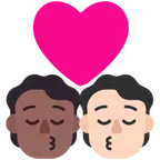 kiss: person, person, medium-dark skin tone, light skin tone per la piattaforma Microsoft