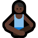 man in lotus position: dark skin tone สำหรับแพลตฟอร์ม Microsoft