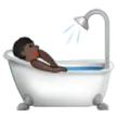 person taking bath: dark skin tone per la piattaforma Samsung