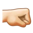 Samsung 平台中的 right-facing fist: light skin tone