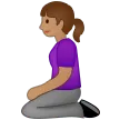woman kneeling: medium skin tone สำหรับแพลตฟอร์ม Samsung