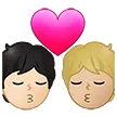 kiss: person, person, light skin tone, medium-light skin tone per la piattaforma Samsung
