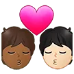 kiss: person, person, medium-dark skin tone, light skin tone per la piattaforma Samsung