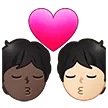 kiss: person, person, dark skin tone, light skin tone til Samsung platform