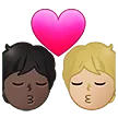 kiss: person, person, dark skin tone, medium-light skin tone עבור פלטפורמת Samsung