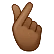 hand with index finger and thumb crossed: medium-dark skin tone per la piattaforma Samsung