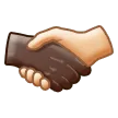 handshake: dark skin tone, light skin tone til Samsung platform